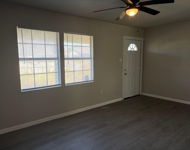 5406 Lyndhurst Drive - Photo Thumbnail 8