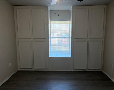 5406 Lyndhurst Drive - Photo Thumbnail 9