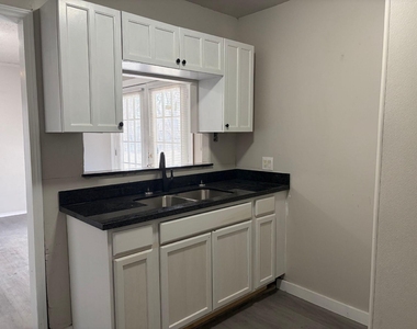 5406 Lyndhurst Drive - Photo Thumbnail 5