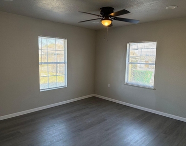 5406 Lyndhurst Drive - Photo Thumbnail 12