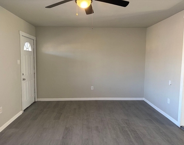 5406 Lyndhurst Drive - Photo Thumbnail 7