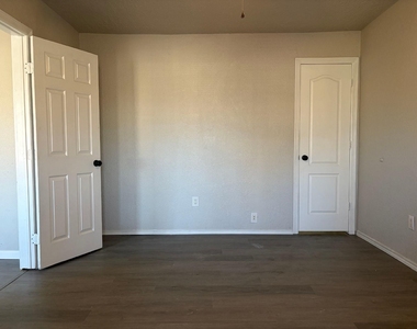 5406 Lyndhurst Drive - Photo Thumbnail 10