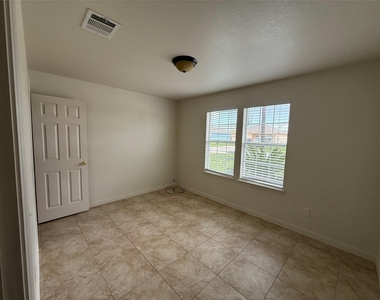 2724 Avenue D Avenue - Photo Thumbnail 3
