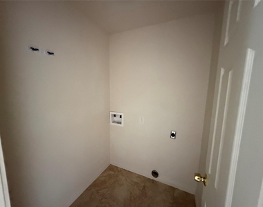 2724 Avenue D Avenue - Photo Thumbnail 4