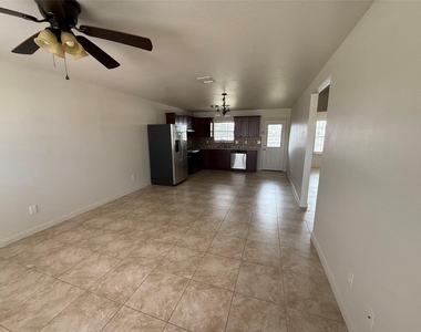 2724 Avenue D Avenue - Photo Thumbnail 2