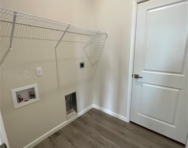 1088 Saturn Court - Photo Thumbnail 10