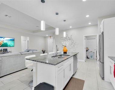 221 Chiquita Boulevard N - Photo Thumbnail 6