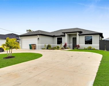 221 Chiquita Boulevard N - Photo Thumbnail 2