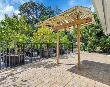 958 Indiana Avenue - Photo Thumbnail 18