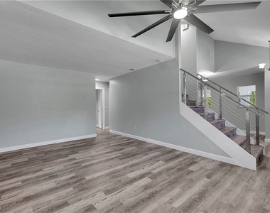 958 Indiana Avenue - Photo Thumbnail 11