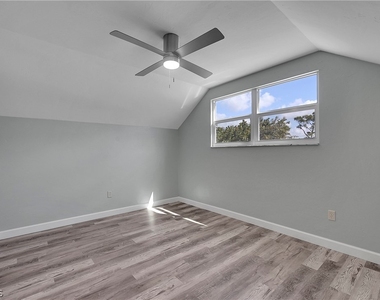 958 Indiana Avenue - Photo Thumbnail 13