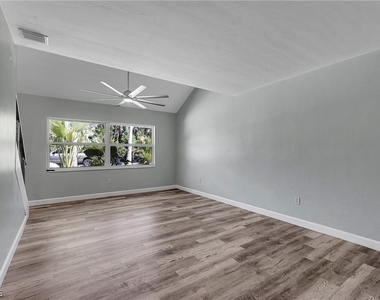 958 Indiana Avenue - Photo Thumbnail 10
