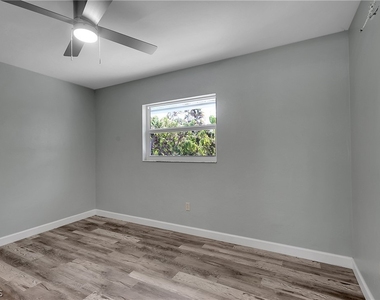 958 Indiana Avenue - Photo Thumbnail 8