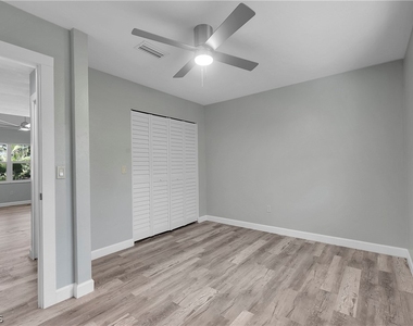 958 Indiana Avenue - Photo Thumbnail 9