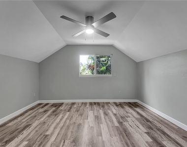 958 Indiana Avenue - Photo Thumbnail 16