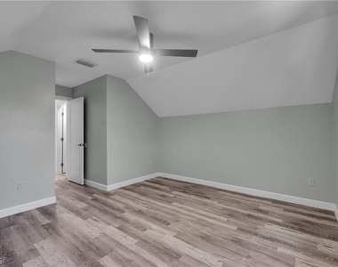 958 Indiana Avenue - Photo Thumbnail 17