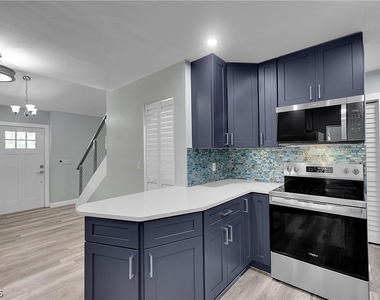958 Indiana Avenue - Photo Thumbnail 4