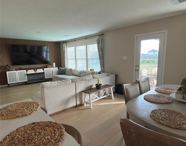 4915 Abbey Manor Lane - Photo Thumbnail 3