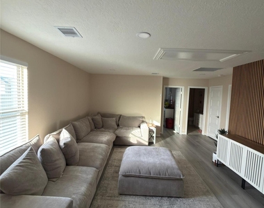4915 Abbey Manor Lane - Photo Thumbnail 6