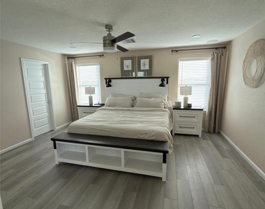 4915 Abbey Manor Lane - Photo Thumbnail 4