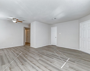 702 Lyle West Avenue - Photo Thumbnail 3
