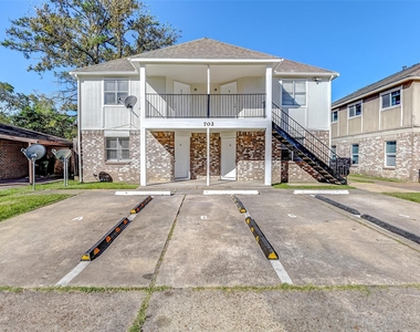 702 Lyle West Avenue - Photo Thumbnail 1