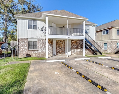 702 Lyle West Avenue - Photo Thumbnail 2