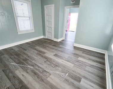 4114 Ave S 1/2 - Photo Thumbnail 8