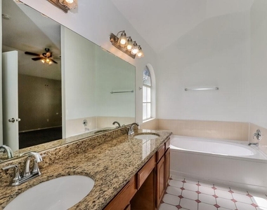 6018 Fern Hollow Court - Photo Thumbnail 9