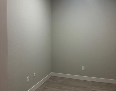 150 W Sam Houston Parkway N - Photo Thumbnail 9