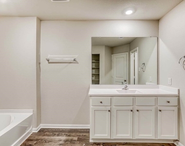 8219 Blooming Meadow Lane - Photo Thumbnail 10