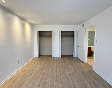 8523 Hearth Drive - Photo Thumbnail 10