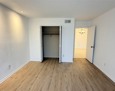 8523 Hearth Drive - Photo Thumbnail 13