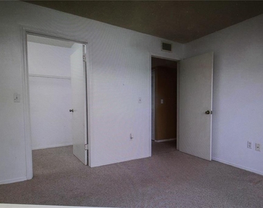 4107 Chatham Oak Court - Photo Thumbnail 5