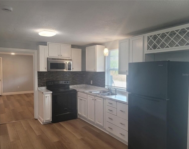 1320 S Oleander Avenue - Photo Thumbnail 10
