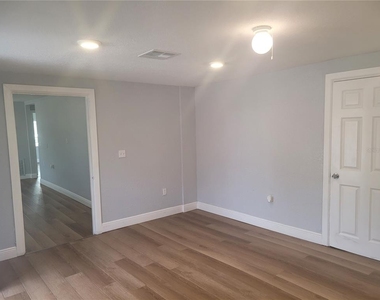 1320 S Oleander Avenue - Photo Thumbnail 3