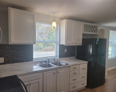 1320 S Oleander Avenue - Photo Thumbnail 8