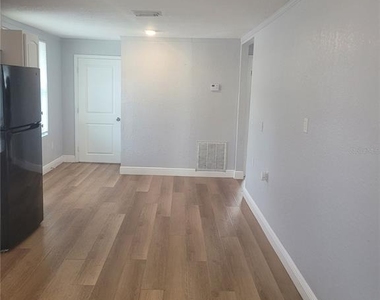 1320 S Oleander Avenue - Photo Thumbnail 6