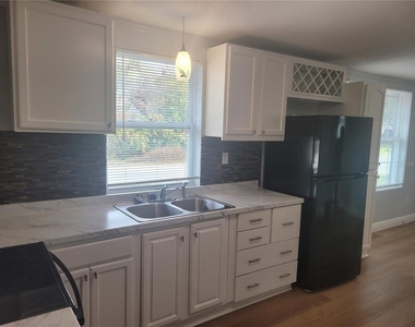 1320 S Oleander Avenue - Photo Thumbnail 9