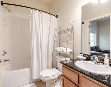 2960 Sw 35th Place - Photo Thumbnail 12