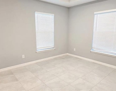 1532 Ne 35th - Photo Thumbnail 8