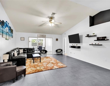 2648 Nassau Street - Photo Thumbnail 4