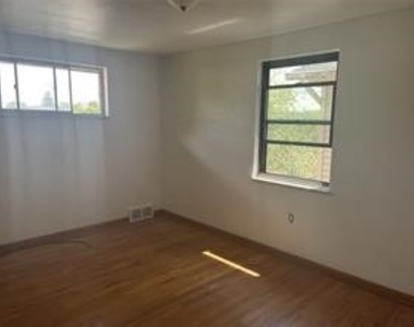218 Bronx Ave - Photo Thumbnail 12