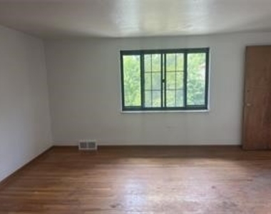 218 Bronx Ave - Photo Thumbnail 4