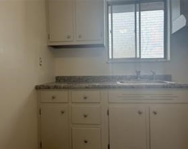 218 Bronx Ave - Photo Thumbnail 7