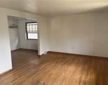 218 Bronx Ave - Photo Thumbnail 2