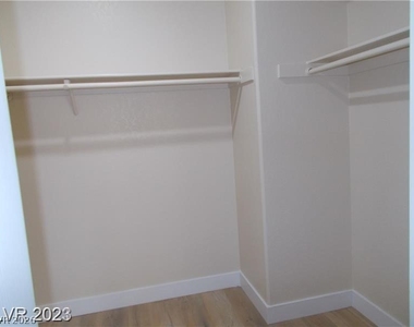 5062 S Rainbow Boulevard - Photo Thumbnail 9