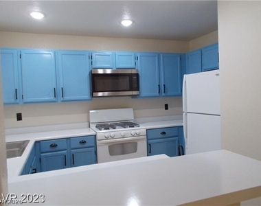 5062 S Rainbow Boulevard - Photo Thumbnail 4