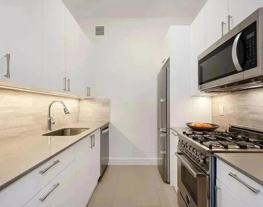 110 Greenwich Street - Photo Thumbnail 6