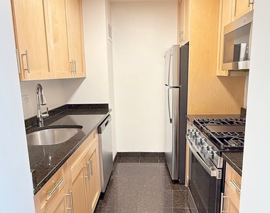 East 49 Street - Photo Thumbnail 7